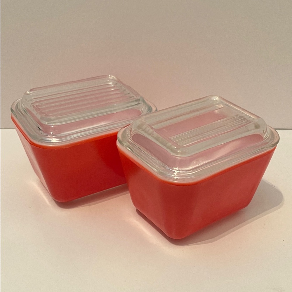 Vintage Pyrex Red Refrigerator Dish Set of 2 (501 Fridgies complete with lids)